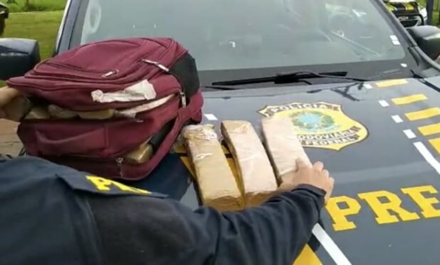 PRF prende jovens transportando 16 Kg de maconha em mochilas em Sidrolândia