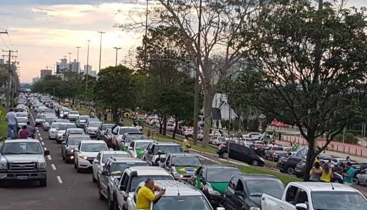 Buzinaço e grande movimentação marcaram carreata pró-Bolsonaro na Capital