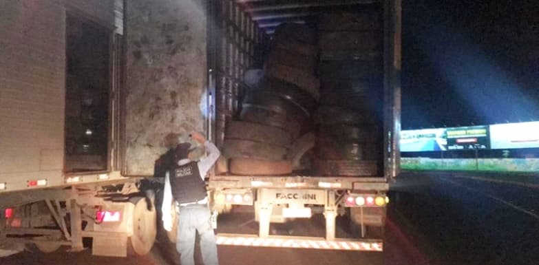 Carretas são apreendidas com 740 pneus de caminhão contrabandeados