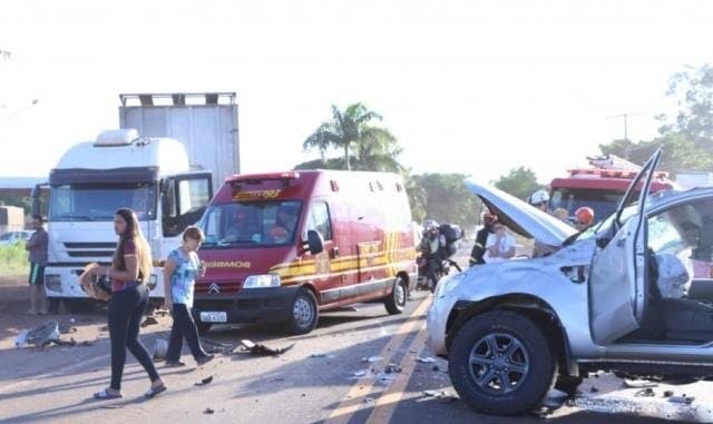 Ford Ranger bate em carreta e dois ficam feridos na BR-262
