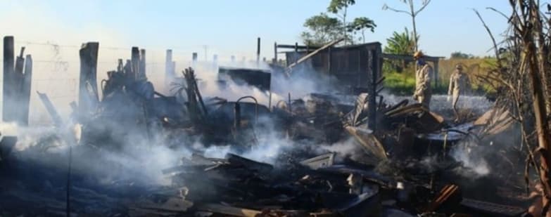 Fogão a lenha provocou incêndio que destruiu barracos na BR-060