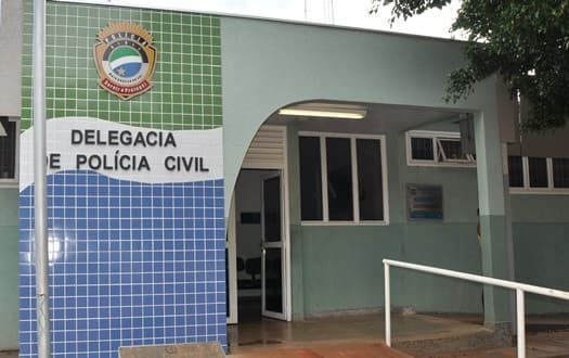 Bandidos armados entram em mercado, agridem comerciante, roubam e fogem a pé