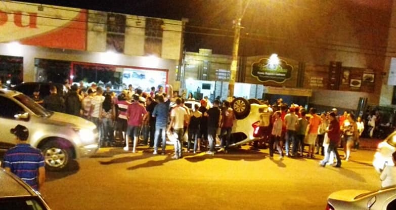 Veículo invade a contramão, bate e capota em frente à Praça de Maracaju