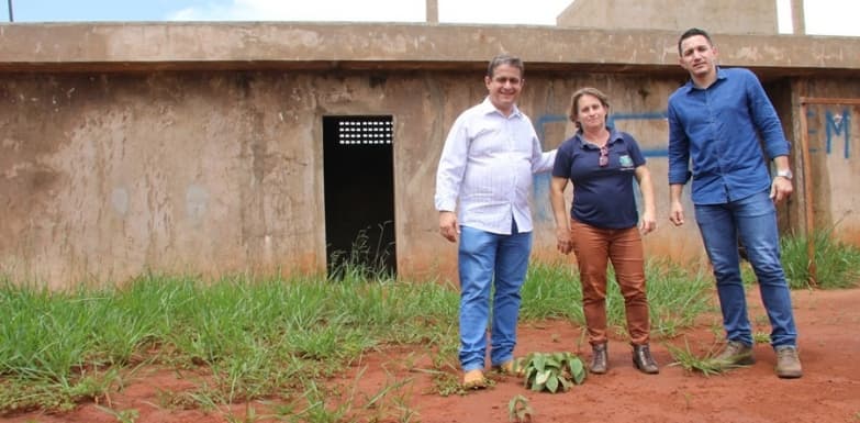 Prefeito assina Ordem de Serviço para retomar obras em escola no P.A Jiboia