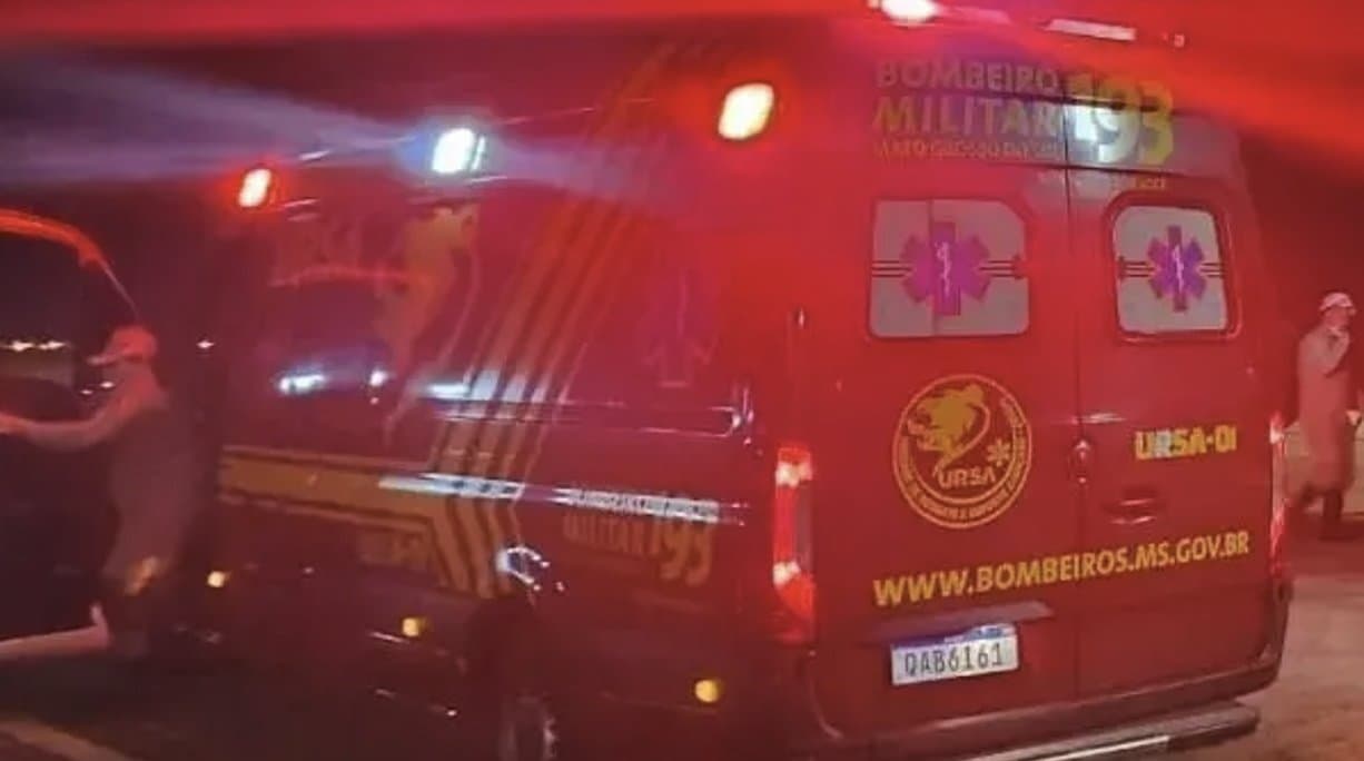 Mulher é presa após golpear homem com garrafa de vidro quebrada; vítima desmaiou e foi socorrida