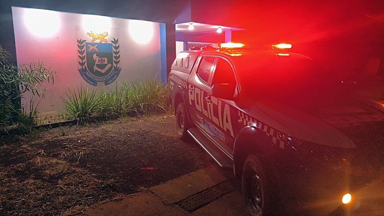 Homem não aceita término, invade casa da ex, tenta beijá-la à força e caso vai parar na polícia