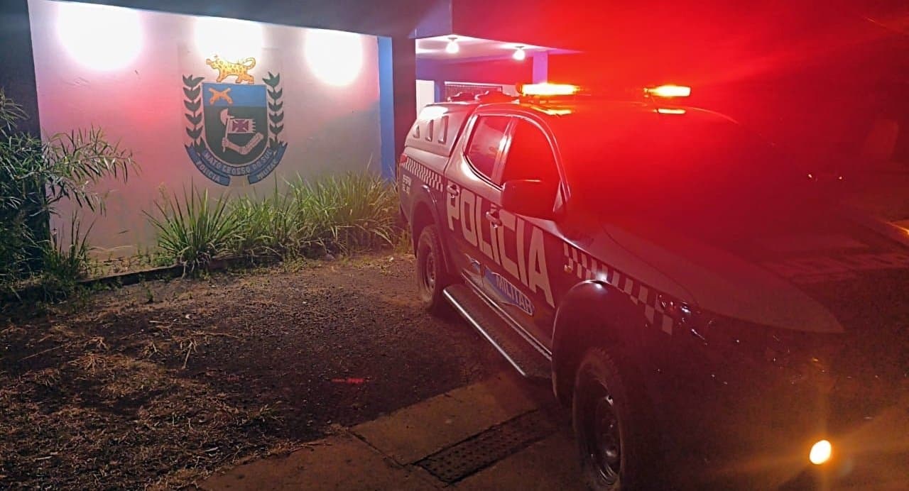 Homem não aceita término, invade casa da ex, tenta beijá-la à força e caso vai parar na polícia