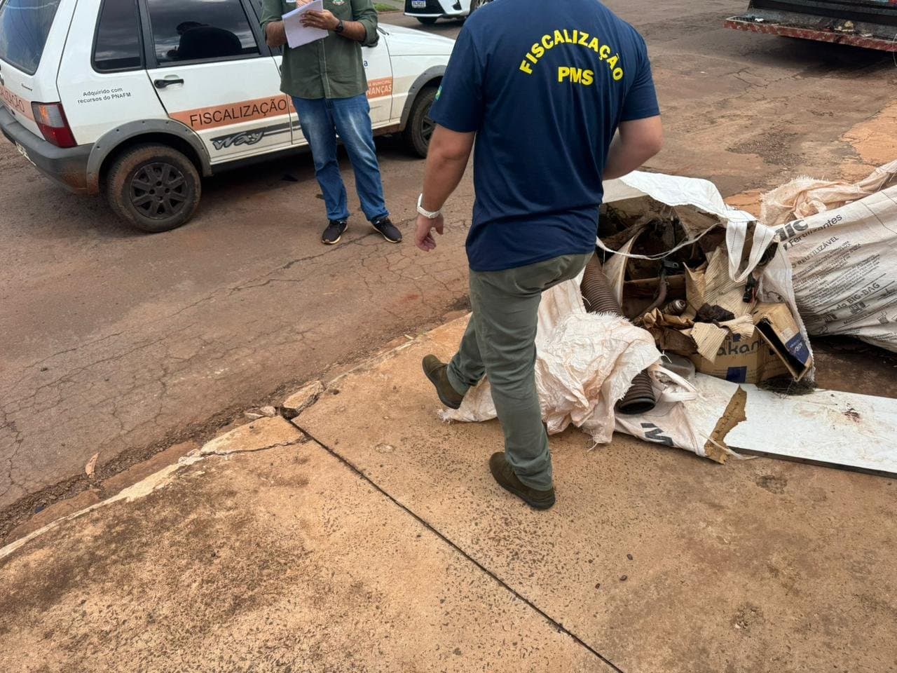 Moradores voltam a juntar lixo em bags dias após coleta e notificações começam a ser aplicadas 