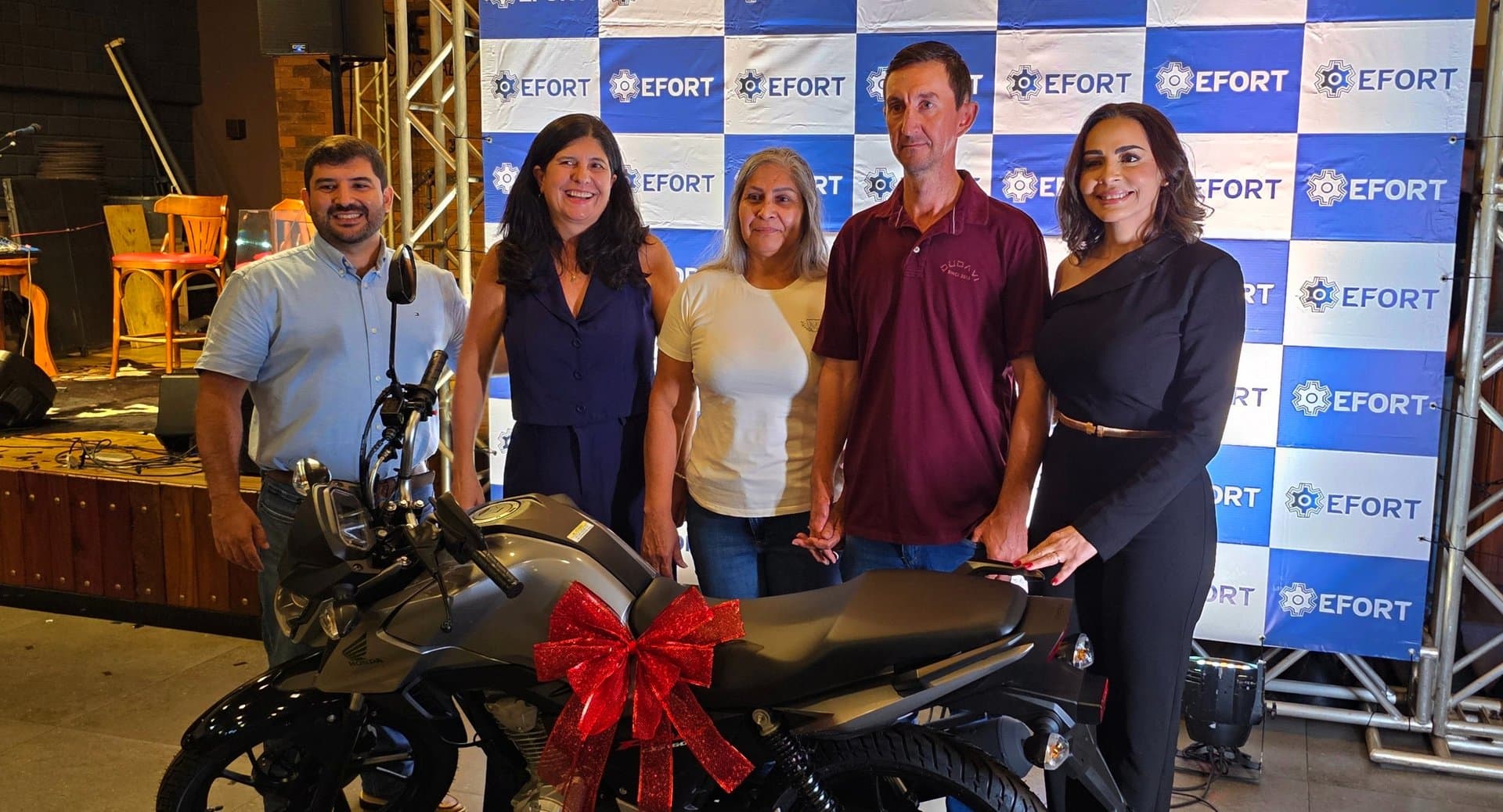 Efort Incorporadora realiza noite de celebração e sorteia moto zero km, brindes e vários pix para clientes