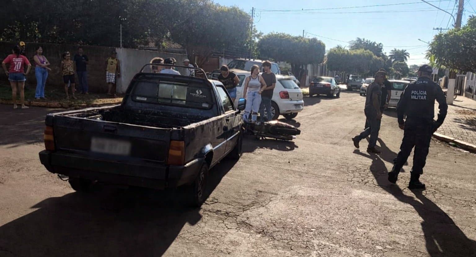 Em Maracaju, Corpo de Bombeiros socorre motociclista de 28 anos após motorista invadir a preferencial