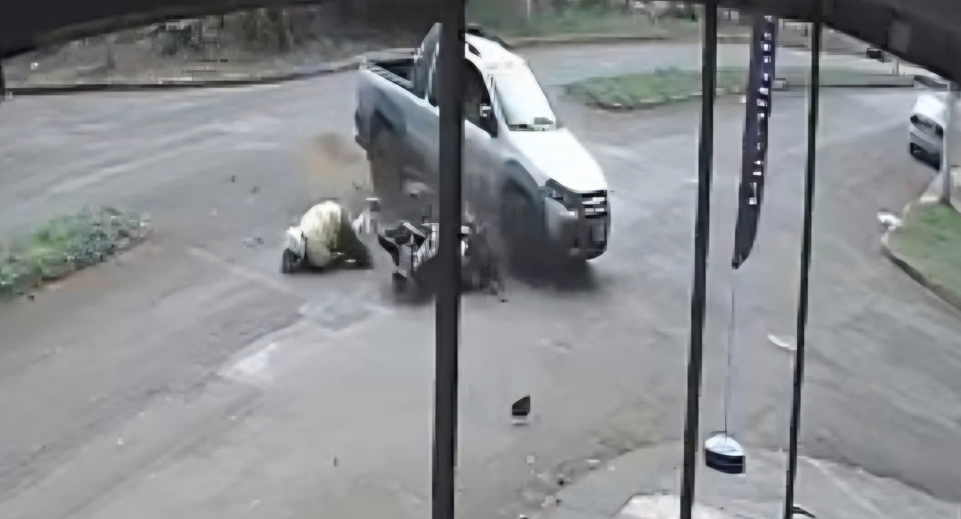 Motociclista sofre fraturas após colidir com picape em cruzamento de Maracaju; veja o vídeo