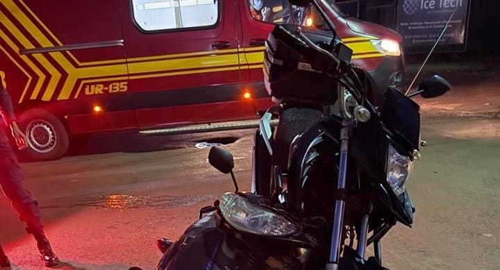 Mulher de 57 anos invade preferencial, colide contra moto e é socorrida pelo Corpo de Bombeiros