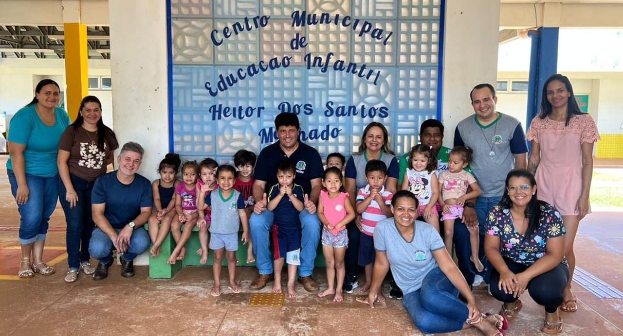 Prefeito vistoria instalação de aparelhos de ar-condicionado no CMEI Heitor dos Santos Machado