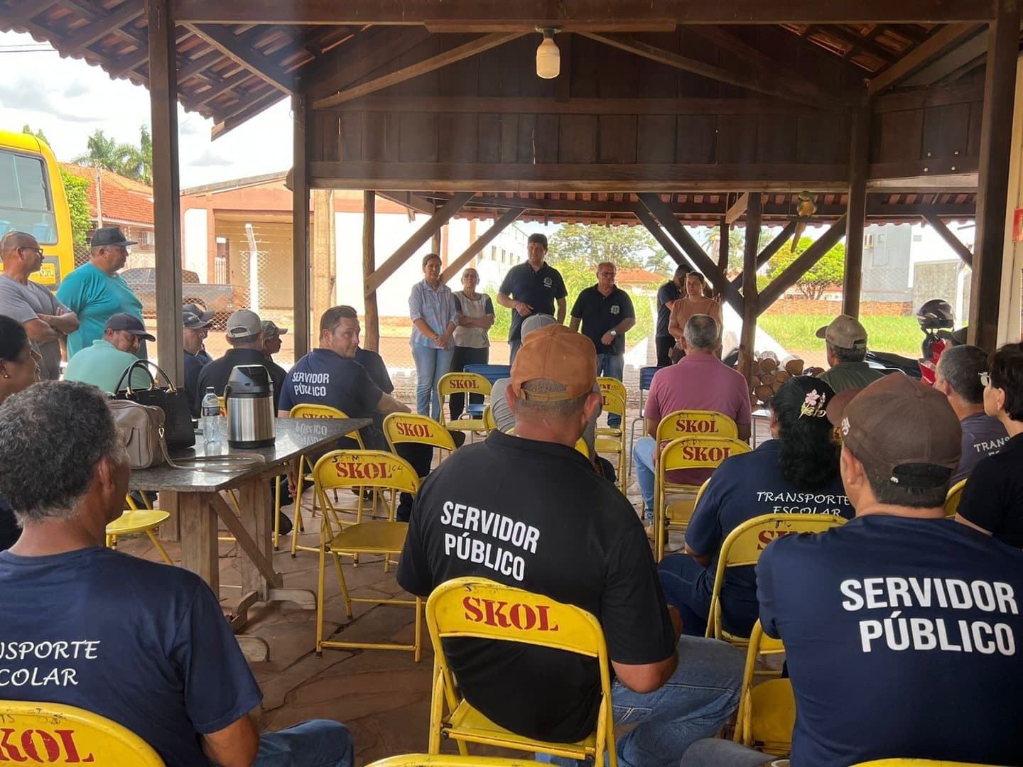 "Segurança e responsabilidade no transporte escolar são prioridades da nossa gestão”, diz prefeito em reunião com motoristas