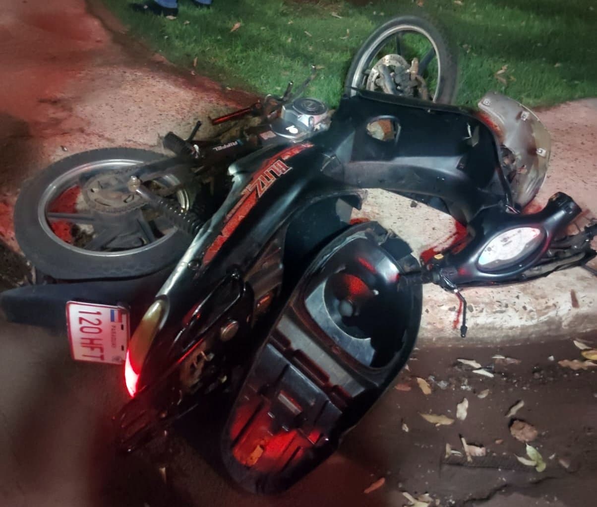 Colisão entre motos após invasão de preferencial deixa três pessoas feridas em Maracaju