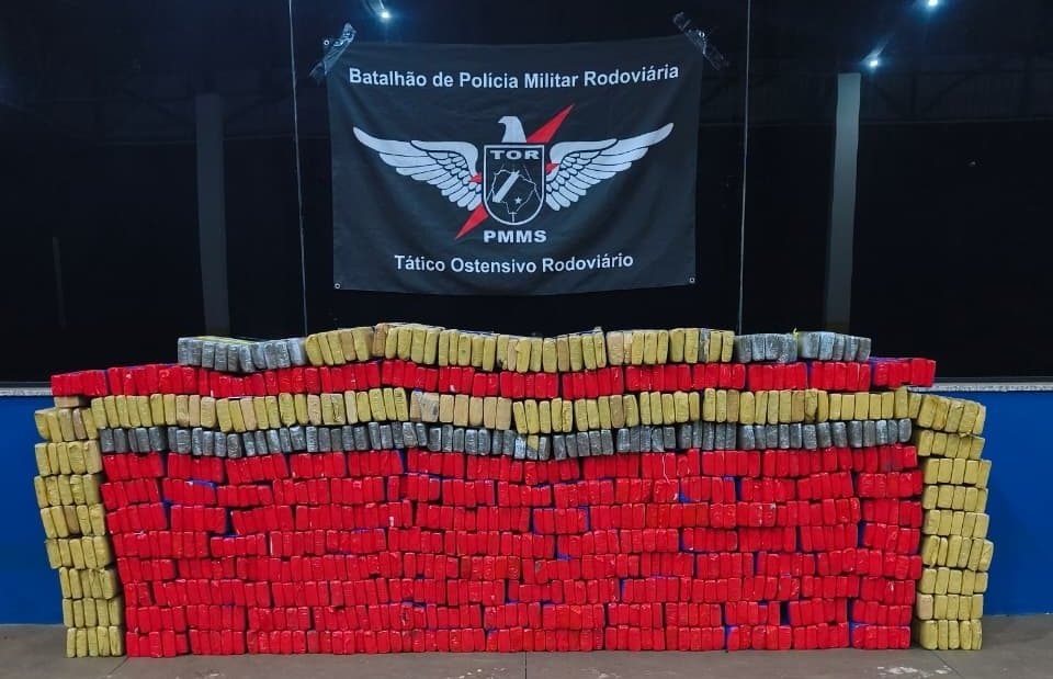 Motorista joga carro contra policiais, foge e abandona veículo com quase 900 kg de maconha em Maracaju