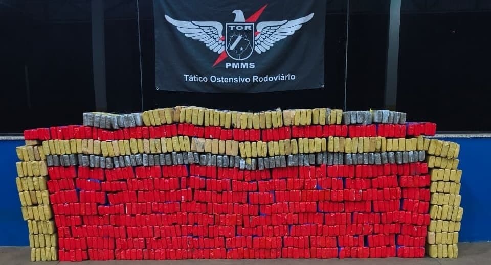 Motorista joga carro contra policiais, foge e abandona veículo com quase 900 kg de maconha em Maracaju