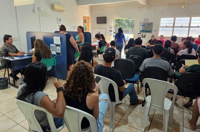 Casa do Trabalhador e Secretaria de Desenvolvimento promovem cadastro de currículos de quase 200 jovens em Maracaju