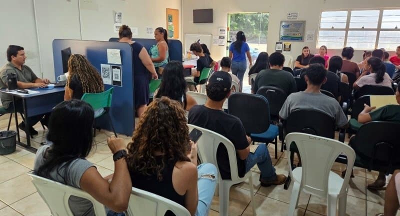 Casa do Trabalhador e Secretaria de Desenvolvimento promovem cadastro de currículos de quase 200 jovens em Maracaju
