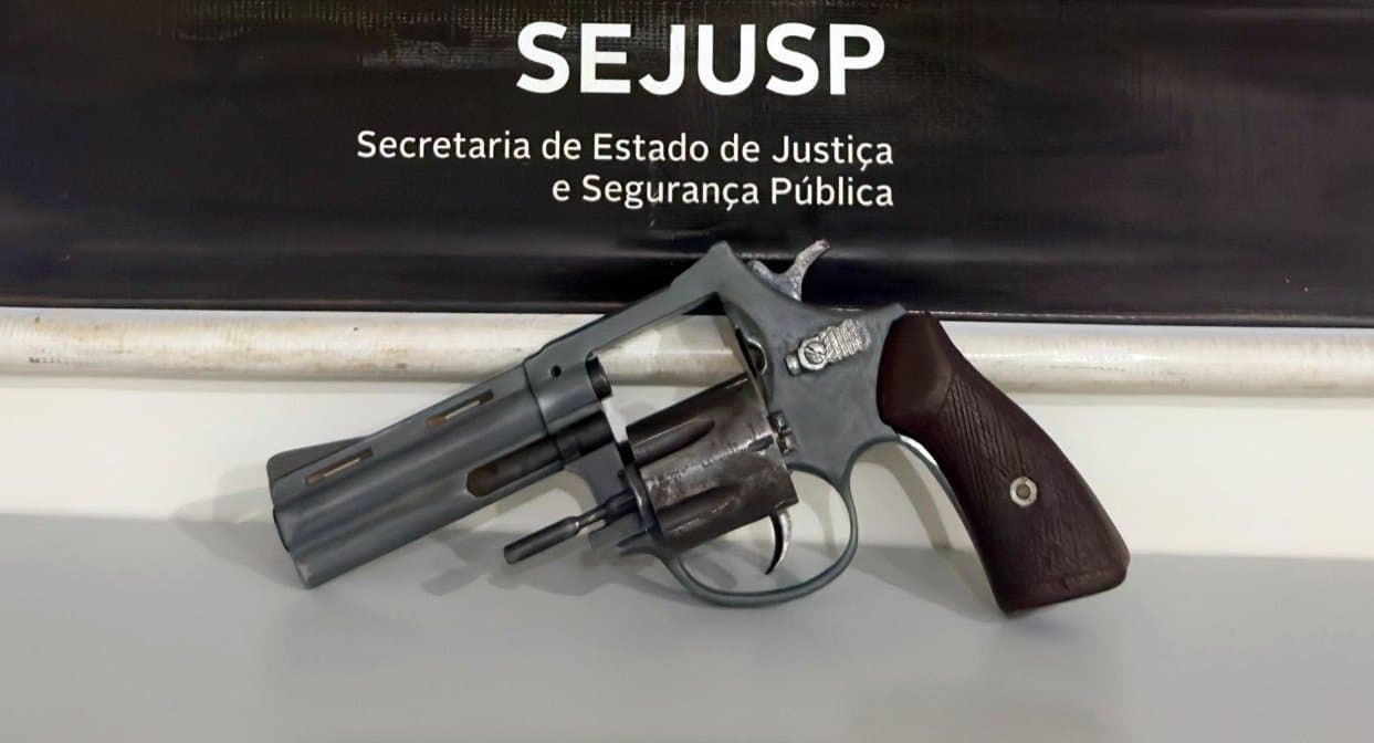 DOF prende jovem com revólver calibre .38 escondido em caixa de garrafa térmica 