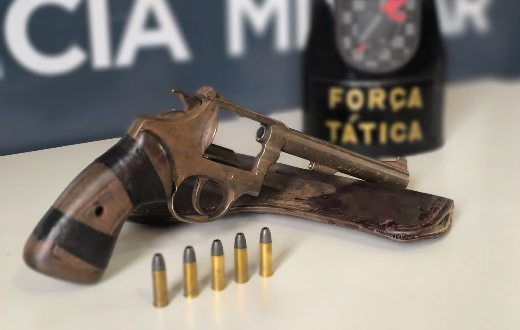 Ao manusear arma, homem é atingido por disparo e encaminhado em estado grave para Campo Grande