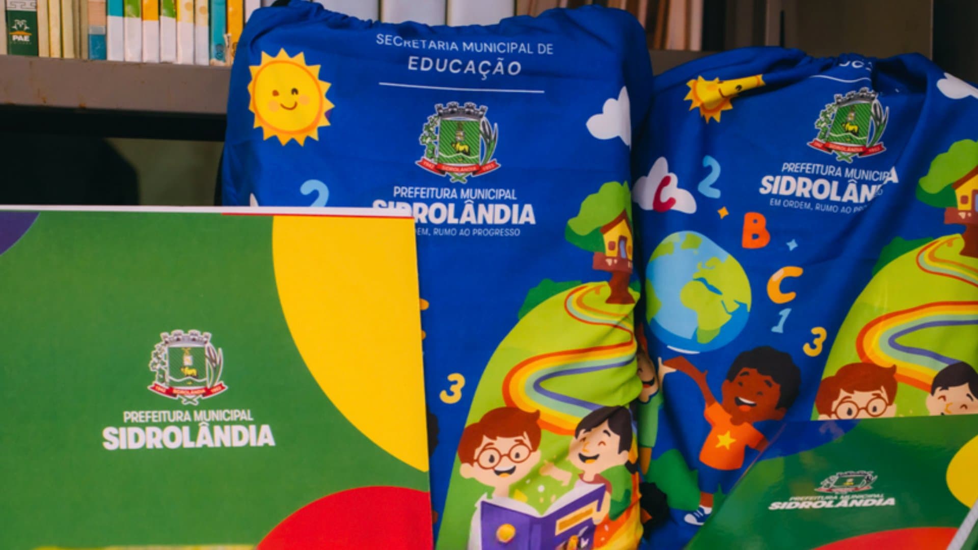 Mais de 9 mil alunos recebem kits escolares em Sidrolândia e sacochilas seguem distribuição nas escolas