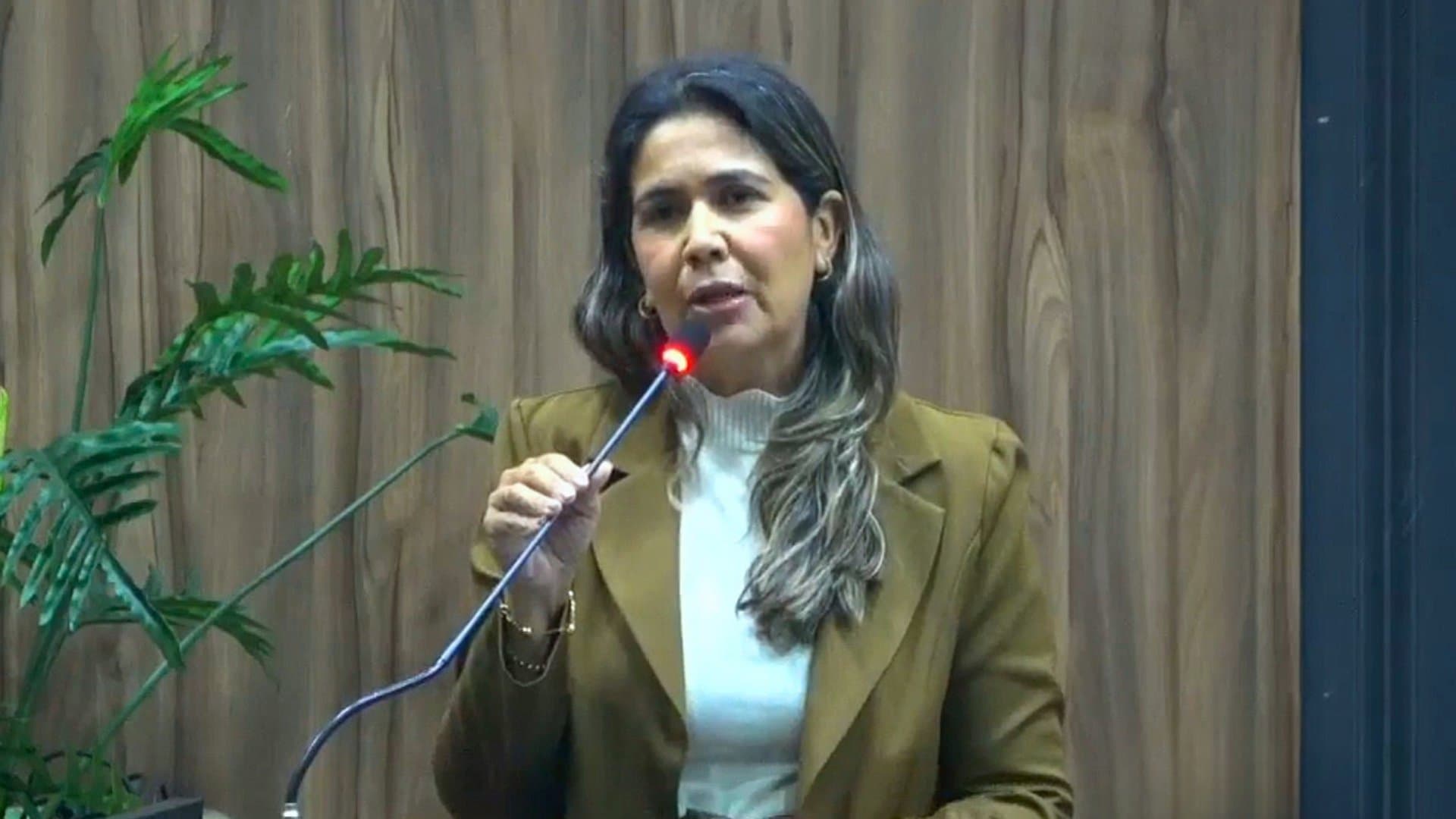 Vereadora Carol Terra alerta sobre risco de afogamento e cobra vigia no Parque Fratelli