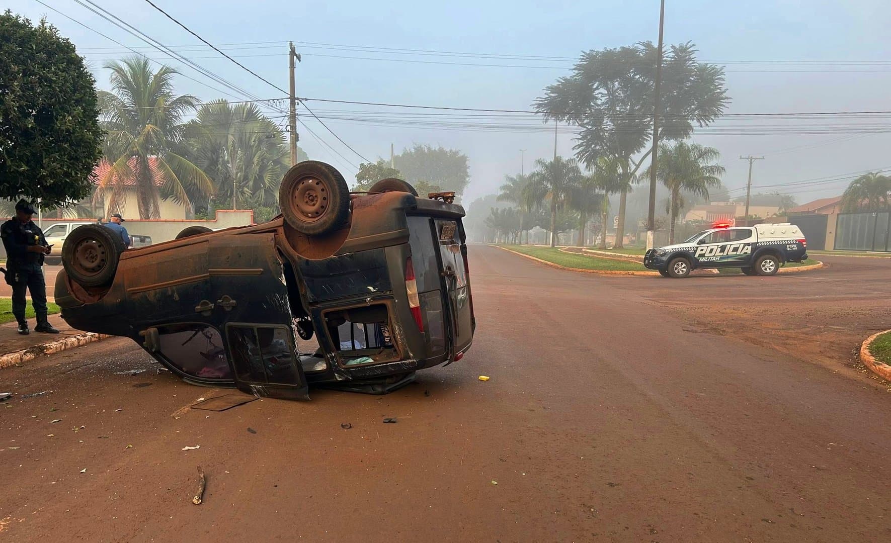 Fiat Doblò tomba após colisão com Renault Sandero em cruzamento no centro de Sidrolândia