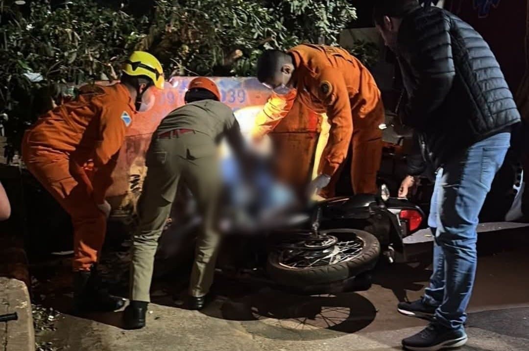 Motociclista de 25 anos morre após colidir contra caçamba de entulho em Rio Brilhante