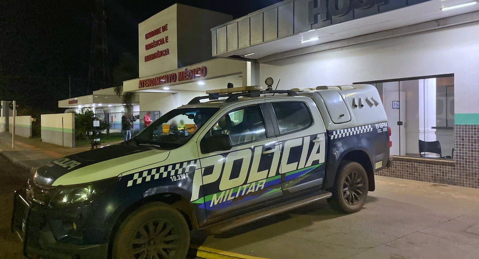 Homem é preso após agredir companheira com copo de vidro durante discussão em bar