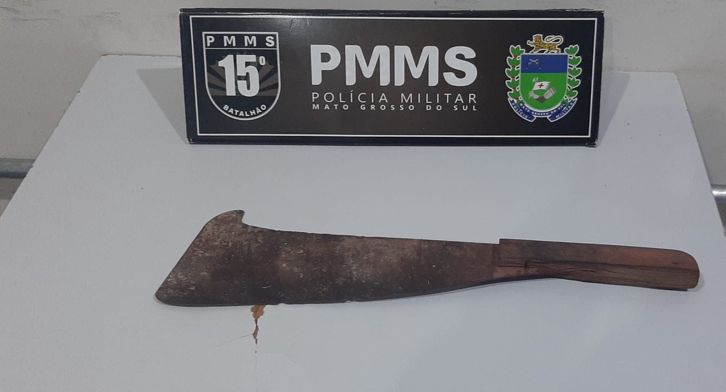 Mulher é presa após ameaçar sogra de 64 anos com facão em Maracaju