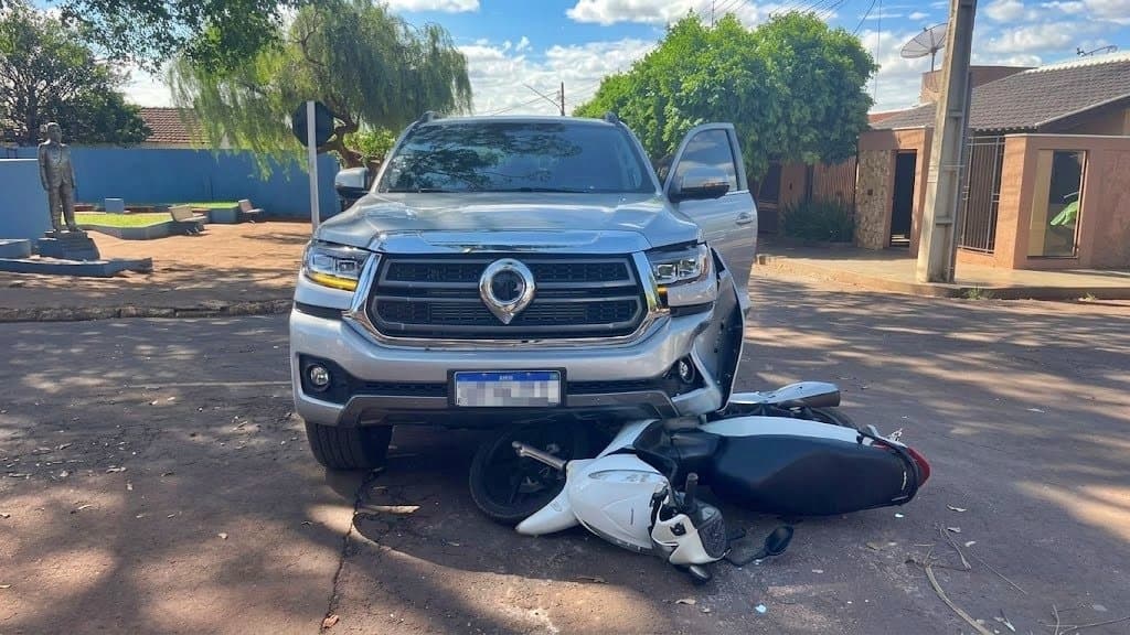 Motociclista fica ferido em acidente envolvendo caminhonete no centro de Maracaju