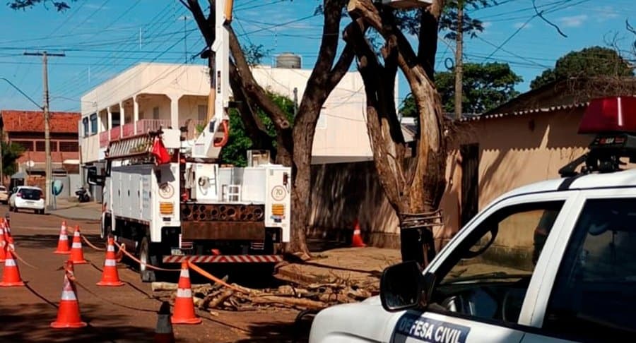 Defesa Civil e Energisa realizam podas preventivas próximas à rede elétrica em Sidrolândia