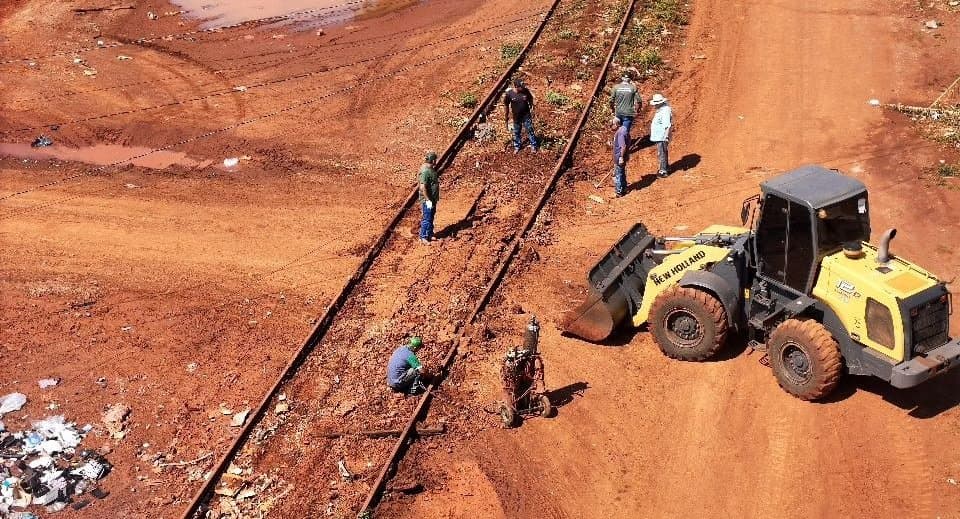 Prefeitura inicia retirada de 2 km de trilhos na área urbana de Sidrolândia