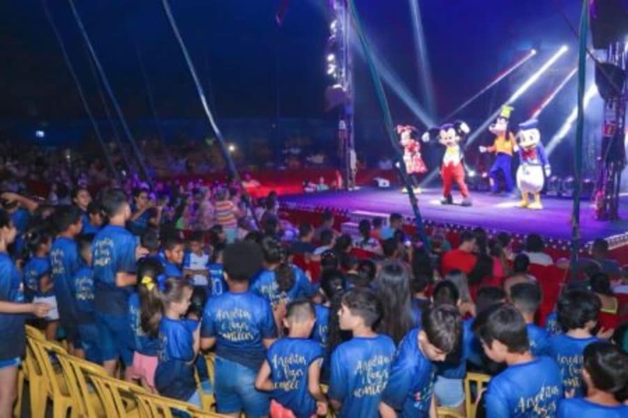 Crianças do Instituto Pequeno Cidadão participam do Circo Mundo Mágico em Maracaju