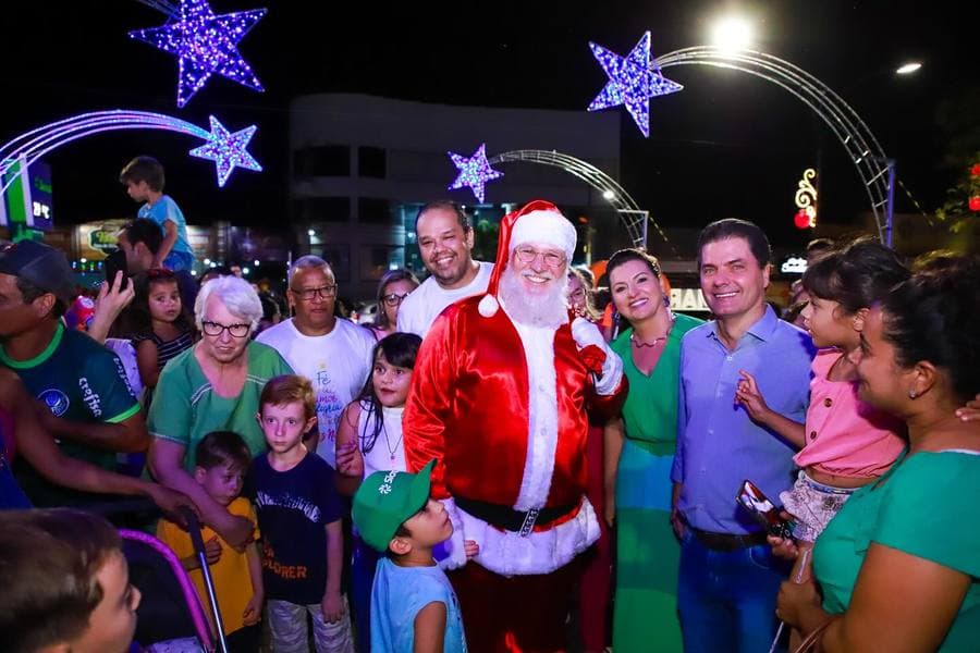 “Aqui tem tradição, cultura e momentos em família”, diz prefeito ao inaugurar luzes de natal na praça