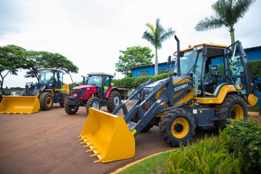 Prefeitura de Maracaju realiza a entrega de três máquinas para o município