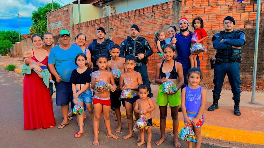 Com apoio da PM, Will Ximenes faz ação social e distribui brinquedos e panetones