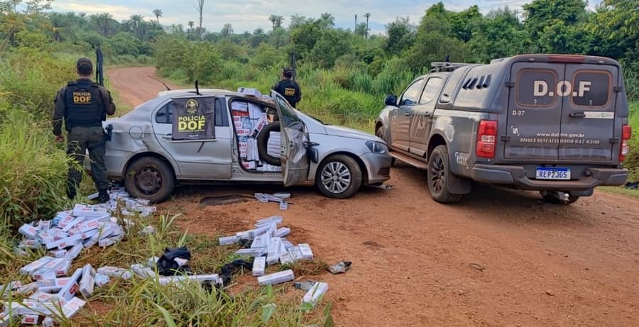 Contrabandista capota carro carregado com mais de R$ 100 mil em cigarros em Maracaju