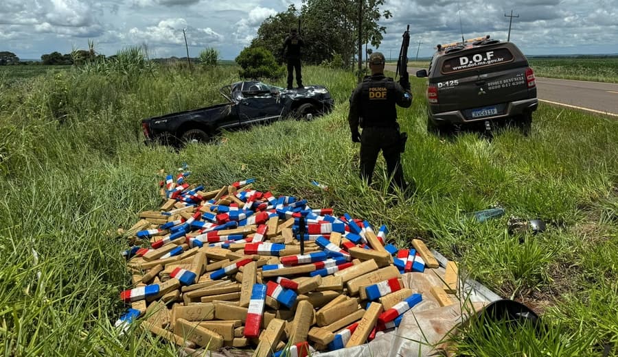 Caminhonete fura bloqueio do DOF e capota com 990 Kg de maconha em Maracaju