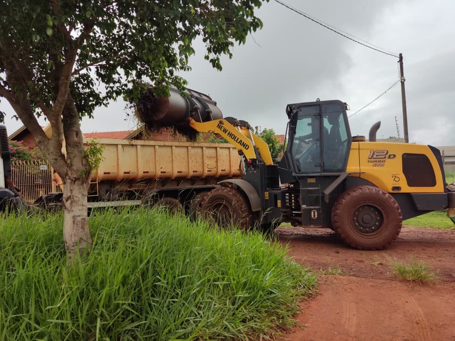 Prefeitura de Sidrolândia realiza limpeza nas ruas do Bairro Parque das Orquídeas