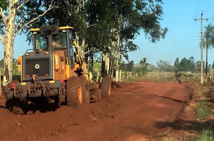Estradas de três regiões recebem manutenção pela Secretaria Municipal de Infraestrutura