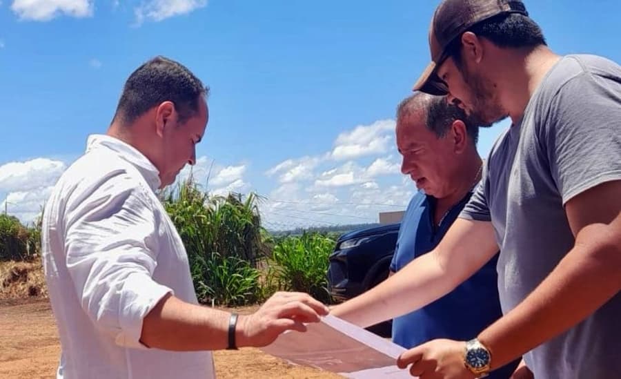 Gerson discute projetos de reforma do estádio e asfalto que dá acesso ao frigorífico em Sidrolândia