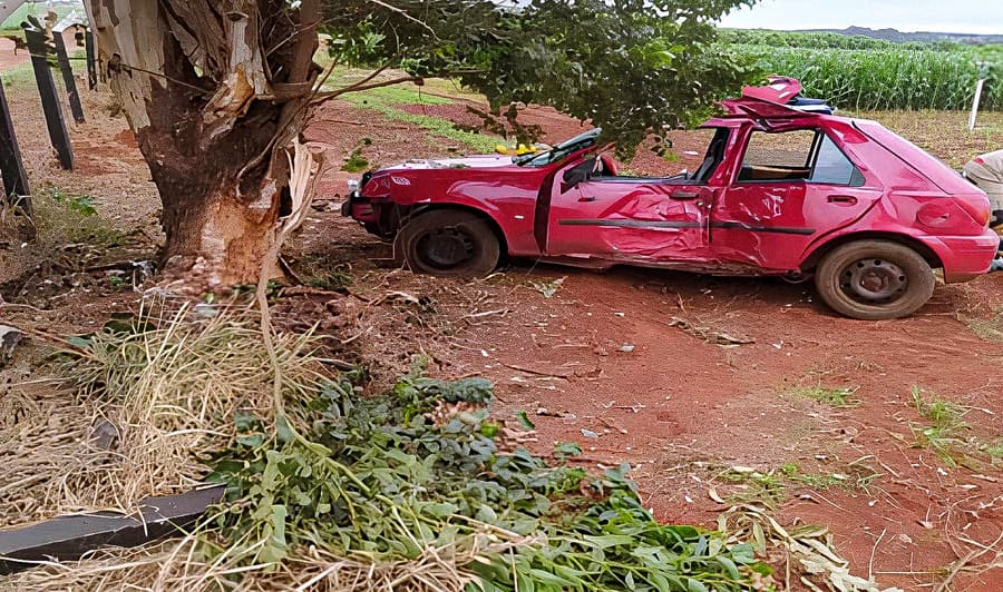 Jovem de 19 anos pega carro do pai sem a permissão e colide contra árvore em Maracaju