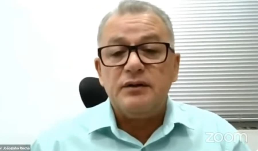 Em sessão, vereador acusa servidores de furtar pneus e baterias de ônibus escolar e é denunciado por calúnia