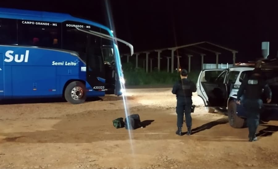 Polícia Militar de Sidrolândia prende homem e apreende adolescente transportando 9kg de skank em ônibus
