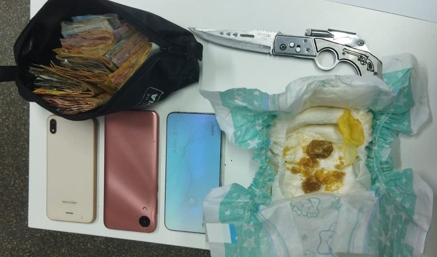Polícia Civil prende “dona de boca de fumo” que traficava junto com a filha de 11 anos em Sidrolândia