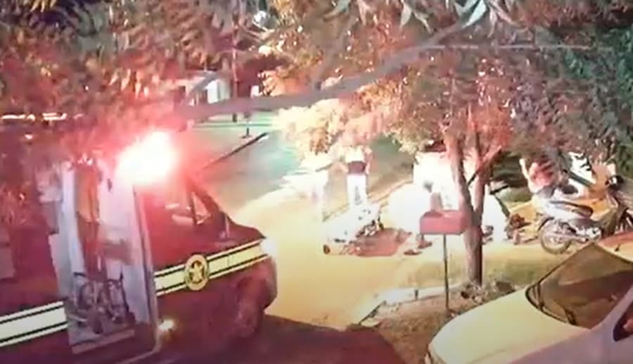 Após se envolver em briga, homem tenta fugir de moto, é atropelado e fratura a perna