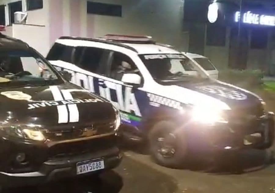 Polícia Civil e Militar cumprem 12 mandados, prendem três pessoas e apreendem armas e drogas