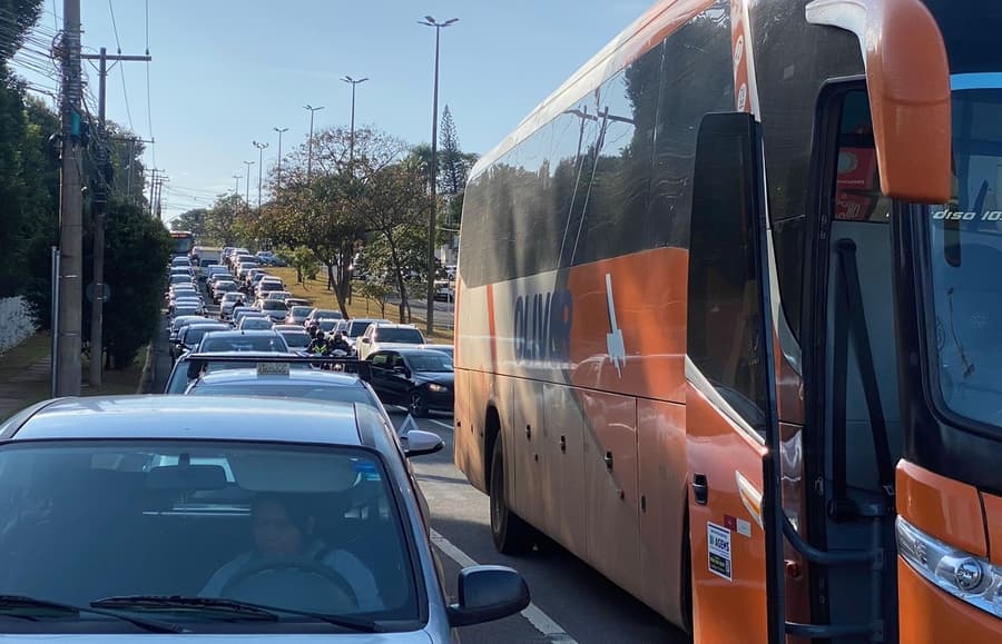 Ônibus que trazia trabalhadores para Sidrolândia acaba bateria e congestiona trânsito na Capital